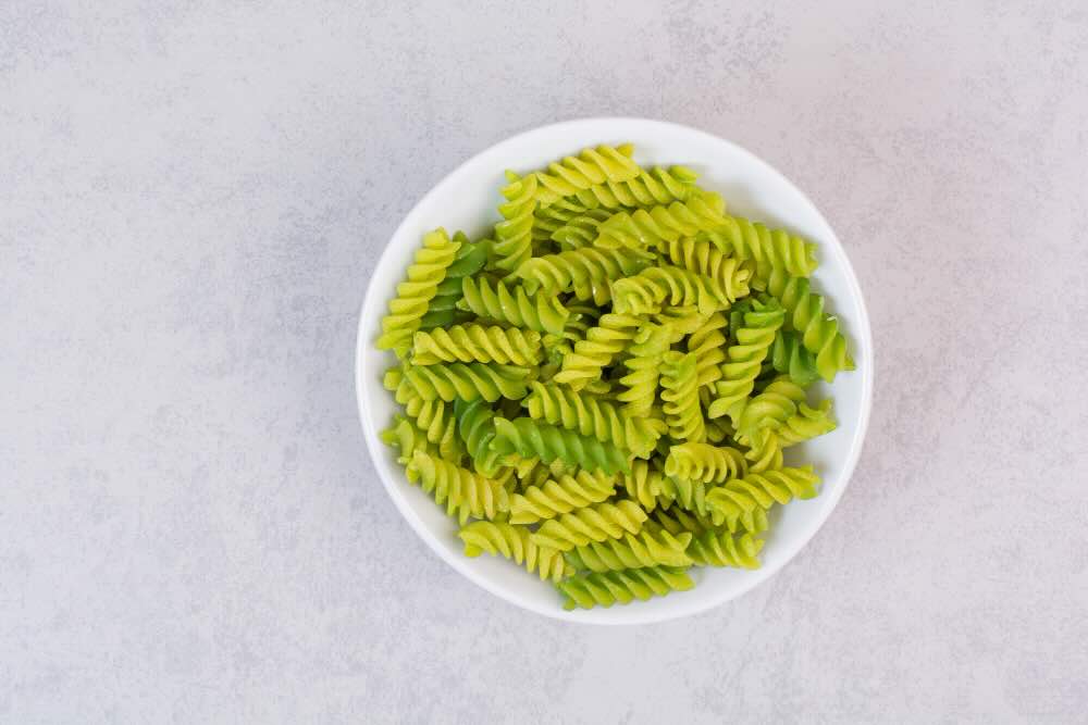 Pasta senza carboidrati: ricetta dei fusilli con pesto di avocado
