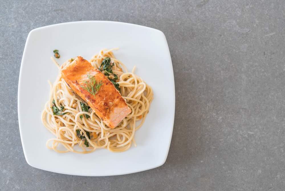 Cena chetogenica: shirataki salmone affummicato e panna di cocco